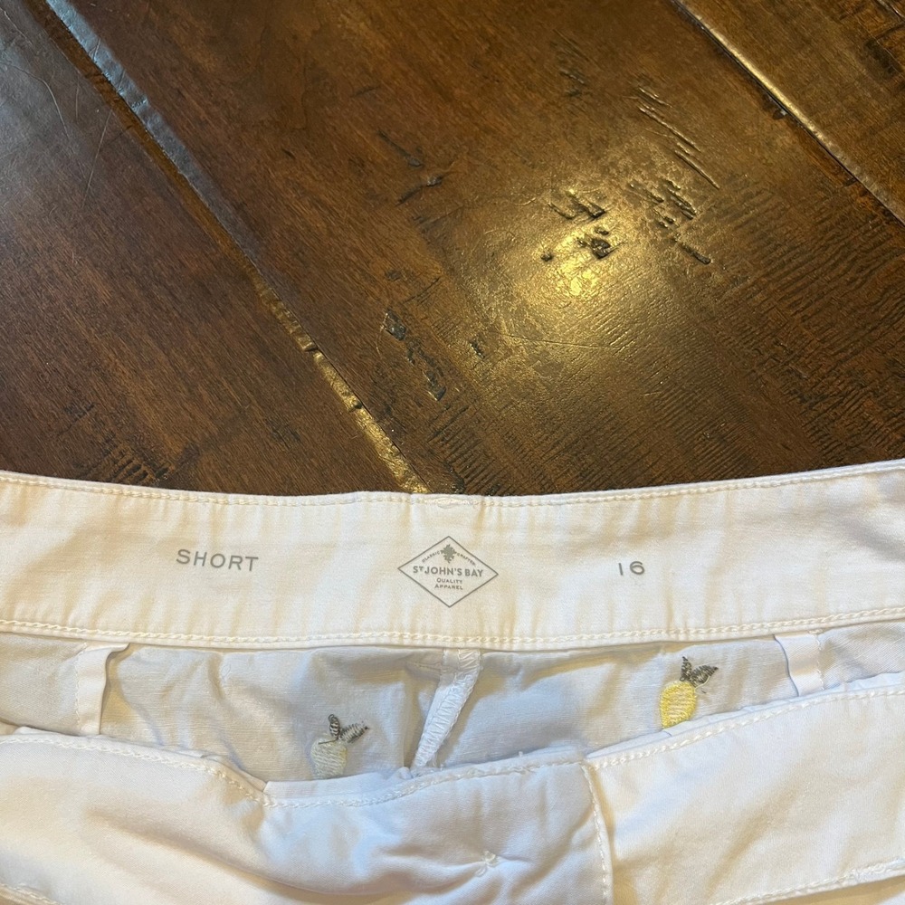 St Johns Bay White Lemon Embroidered Chino Shorts Womens 16 Fruit Print Summer - Picture 6 of 7